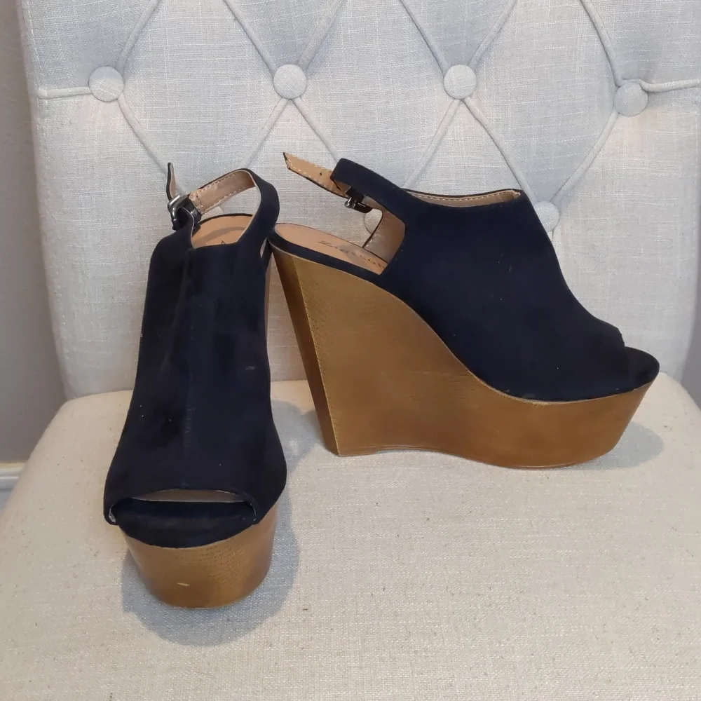Zigi Soho Black Wedges